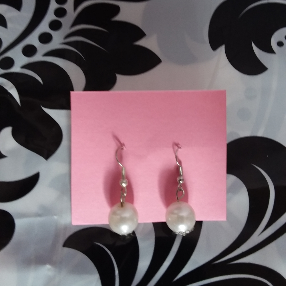 🌹White pearl earrings 🌹